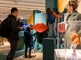 Besucherinnen und Besucher in der Sonderausstellung «Immer ich? Eine etwas andere Reise zu Dir». 2023: MUKS Museum Kultur & Spiel Riehen. Foto: Gaspard Weissheimer.